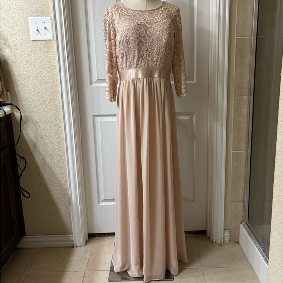 Ever Pretty Plus Size Lace Evening Dress with Half Sleeves - Picture 2 of 11